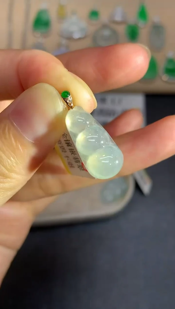 颈饰18K金镶嵌翡翠福豆【无服务费