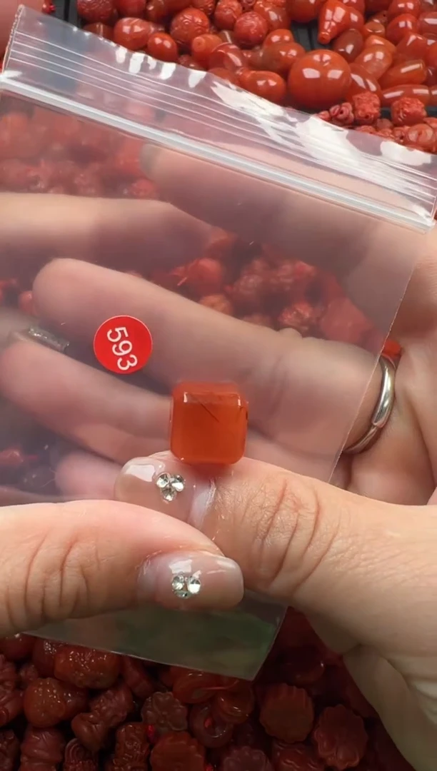 南红玛瑙未镶嵌颈饰1