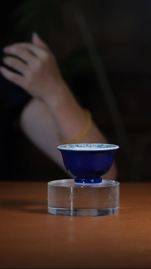 记蓝内绘八宝压手杯