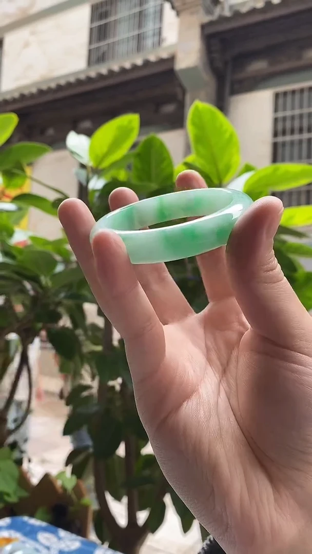 翡翠手镯未镶嵌55圈