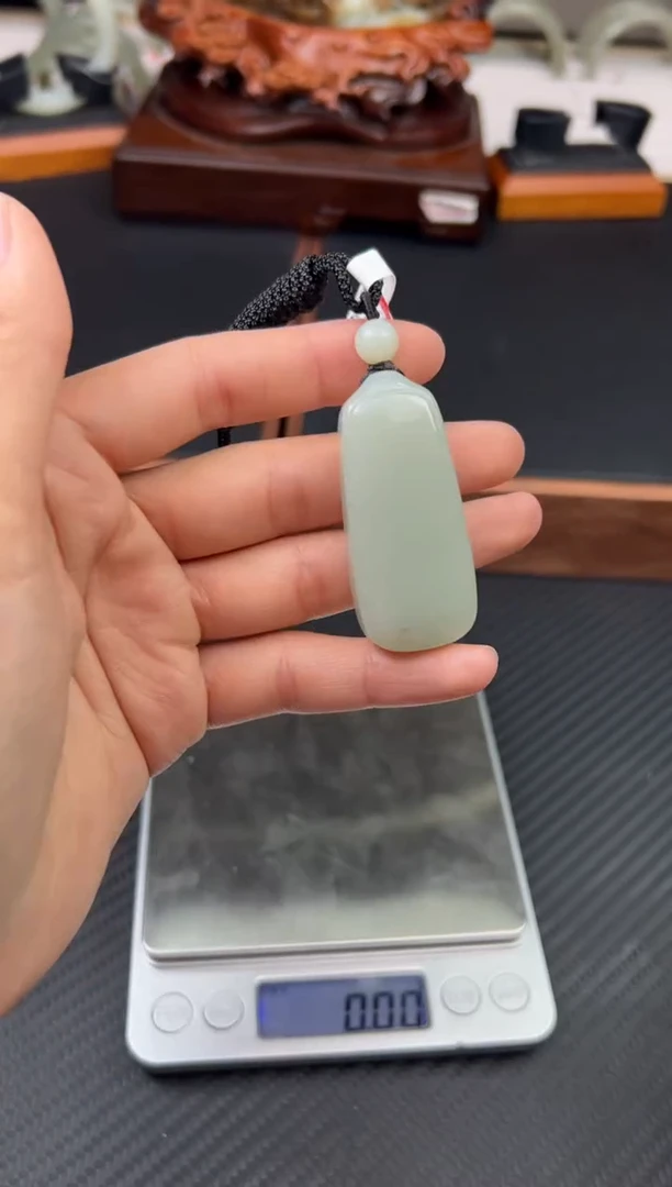 和田玉未镶嵌吊坠(赠链)且末微色差近矿