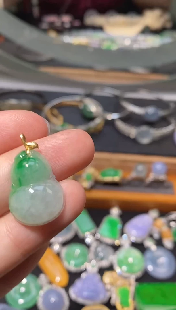 翡翠18K金镶嵌颈饰翡翠