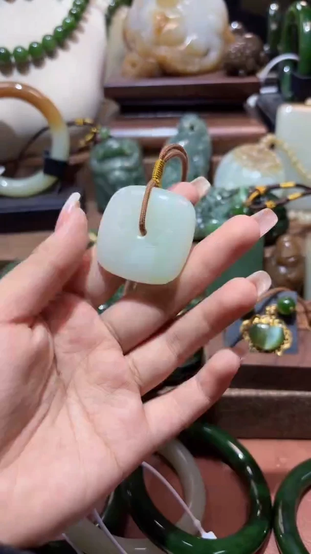 颈饰未镶嵌和田玉（碧玉）1