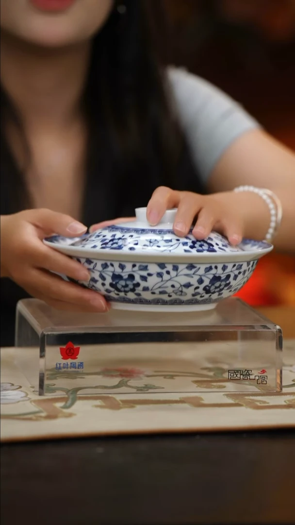 2个微瑕青花牡丹8英寸金架盖碗