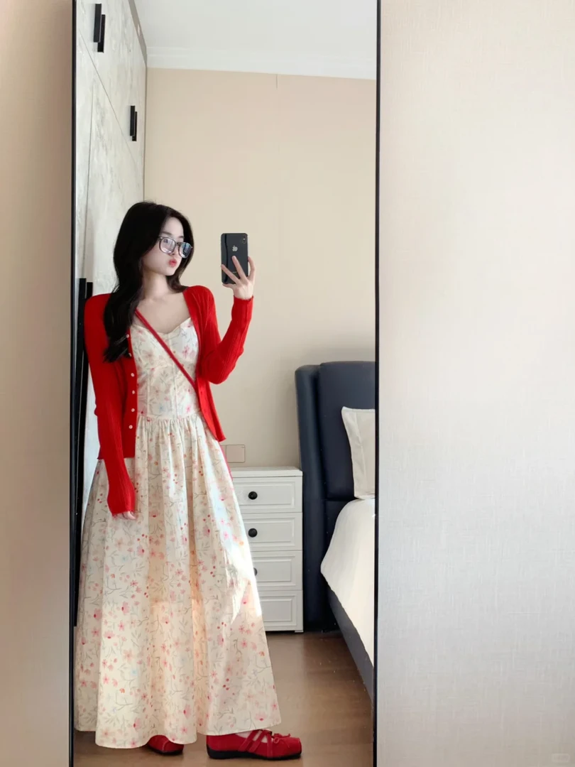 2025春季温柔风套装女甜美红色针织开衫搭配碎花吊带裙气质两件套