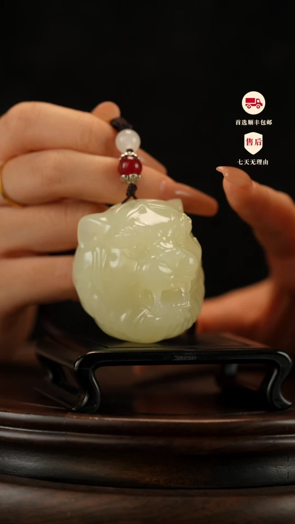 云南石竹叶青雕刻：虎头手把件