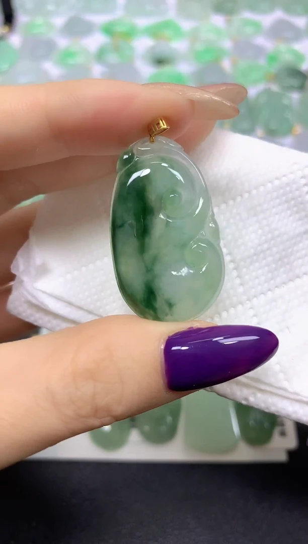 颈饰18K金镶嵌翡翠