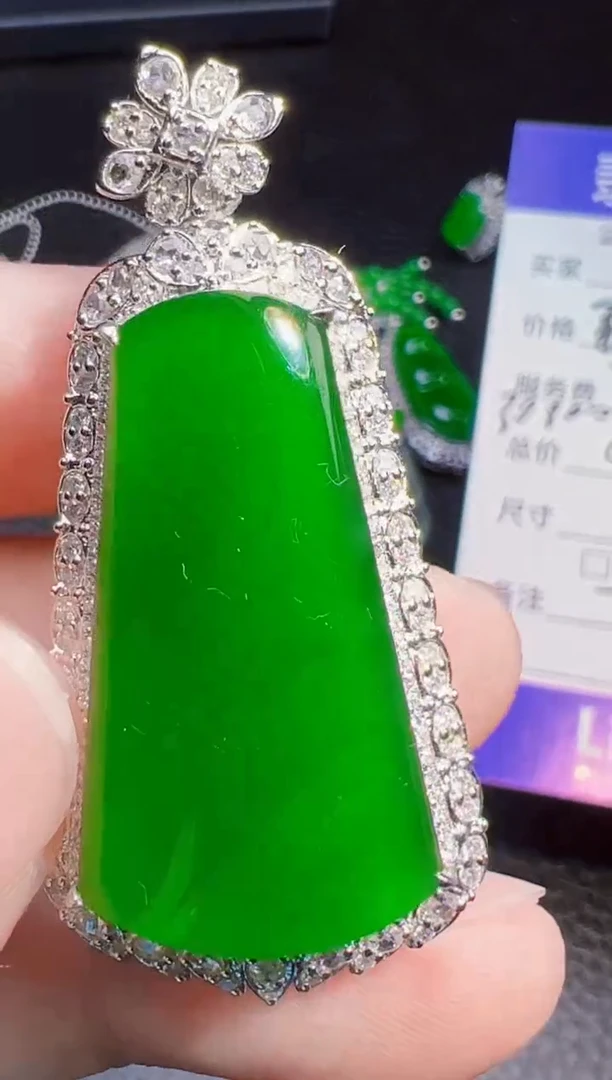 颈饰18K金镶嵌翡翠溪翡翠