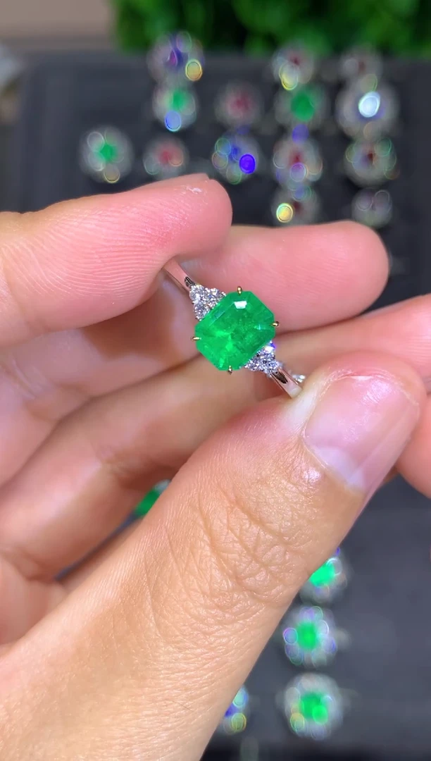 18K金镶嵌戒指祖母绿1.01CT