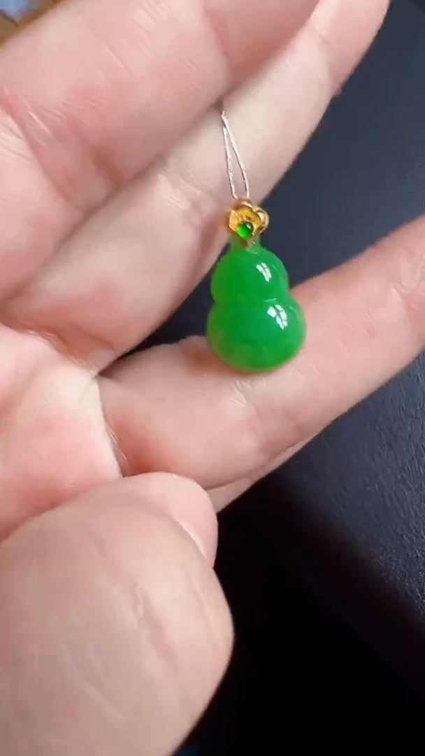 颈饰18K金镶嵌翡翠葫芦