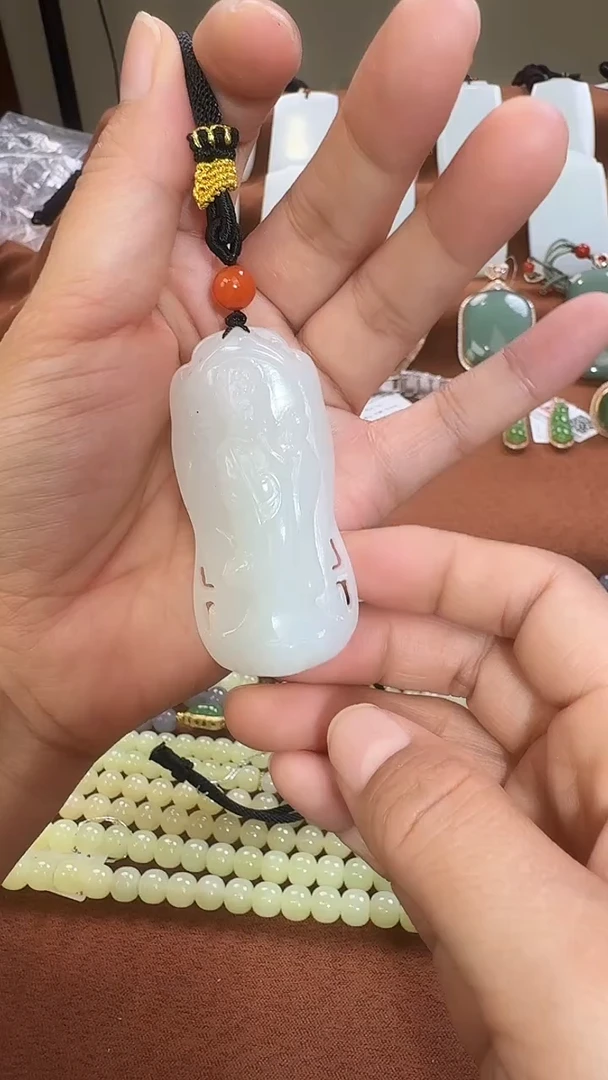 颈饰未镶嵌和田玉吊坠