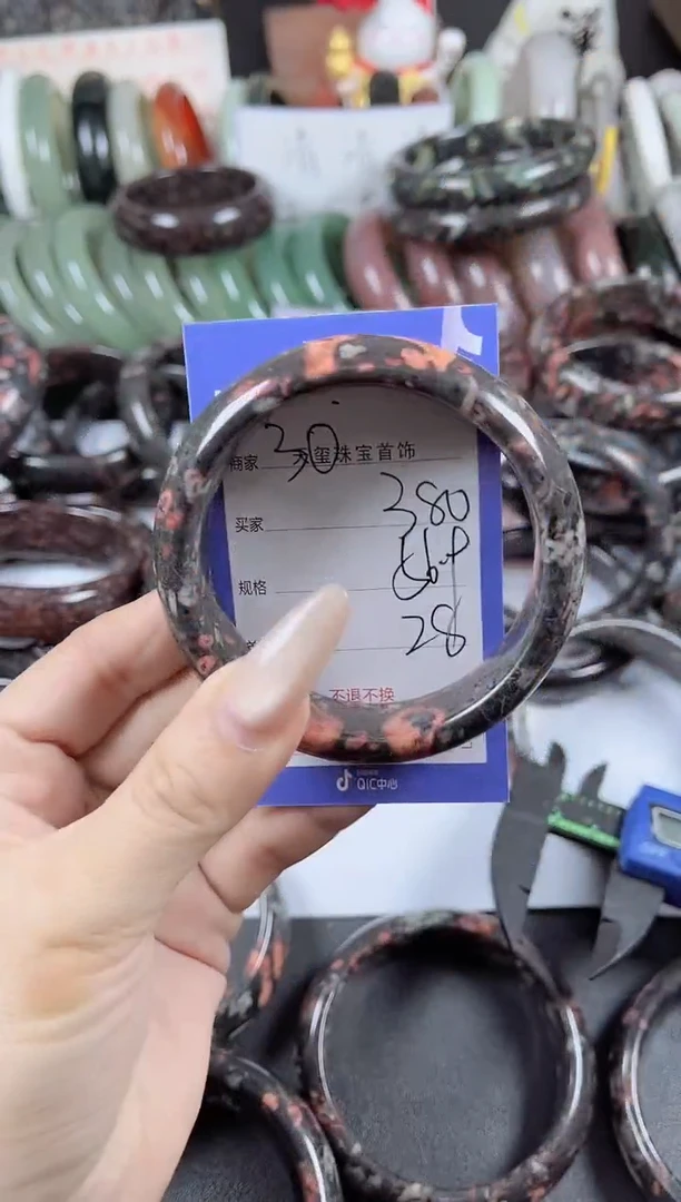 未镶嵌手镯石英质玉380