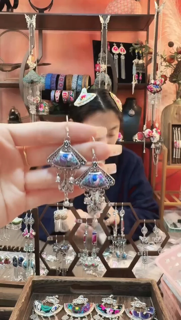 织绣云织谣民族风精美饰品   361