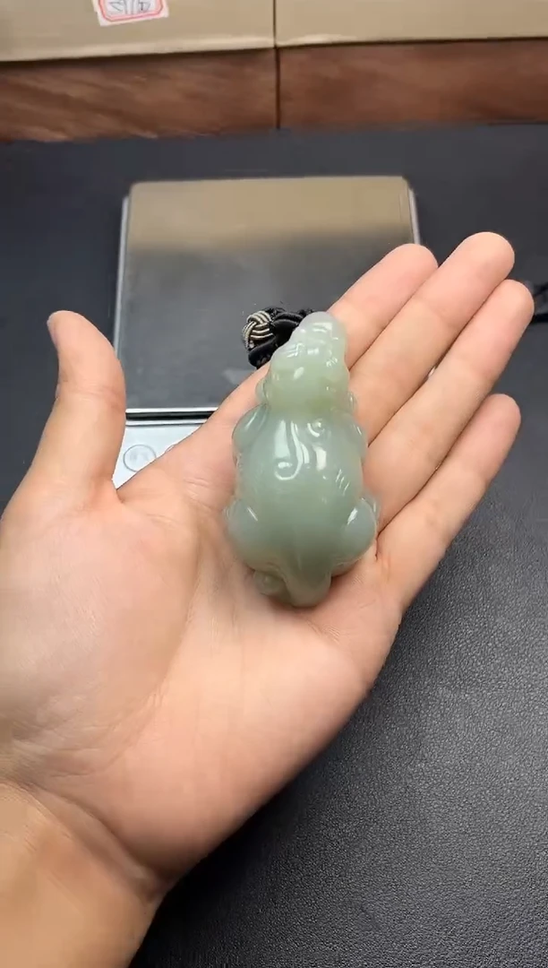 吊坠(赠链)未镶嵌和田玉且末微色差近矿把件