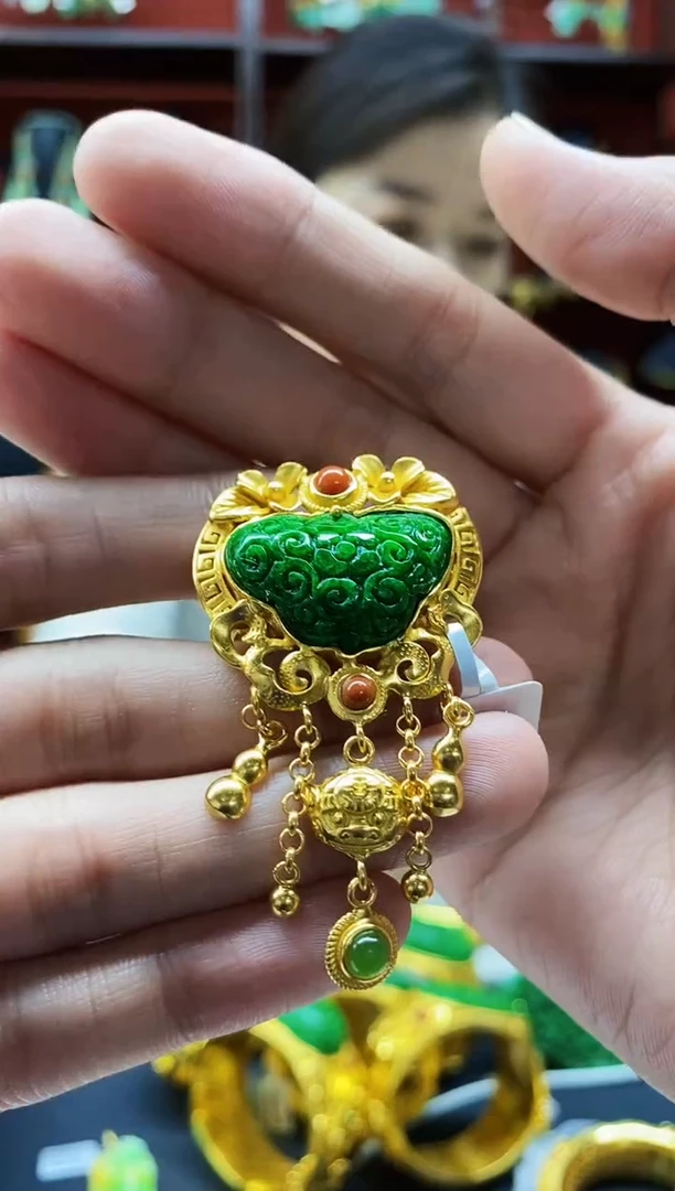 颈饰未镶嵌翡翠戒指