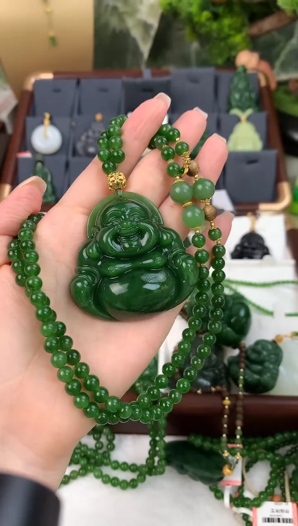 颈饰18K金镶嵌和田玉吊坠50mm