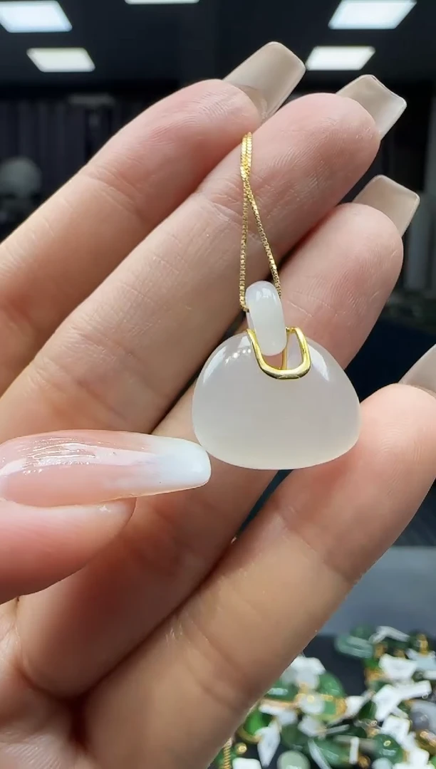 和田玉18K金镶嵌挂件1