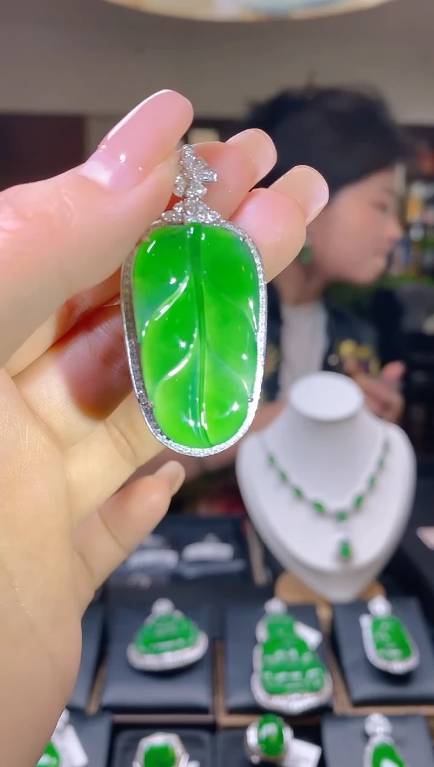 【闪购商品】翡翠吊坠(不含链)18K金镶嵌翡翠吊坠