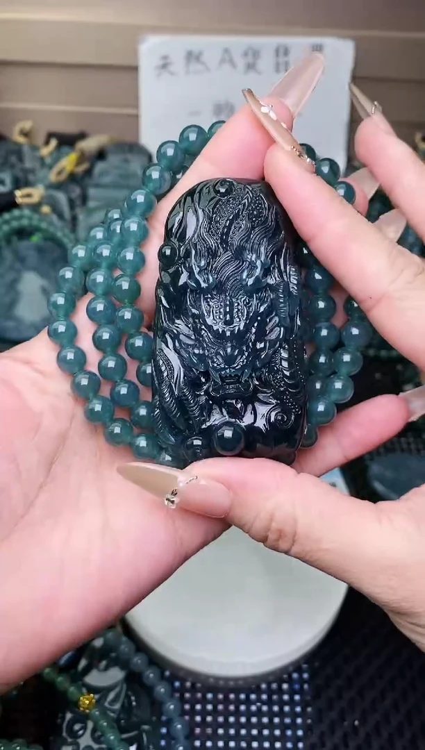 颈饰未镶嵌翡翠