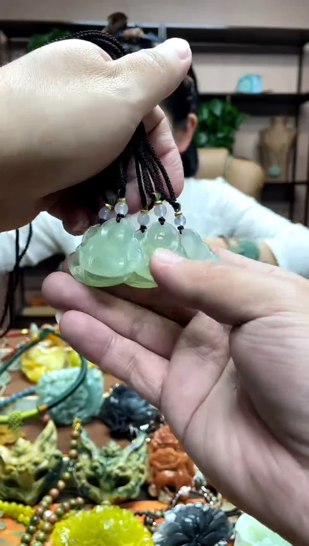 未镶嵌岫玉颈饰多样性发货发其中之一