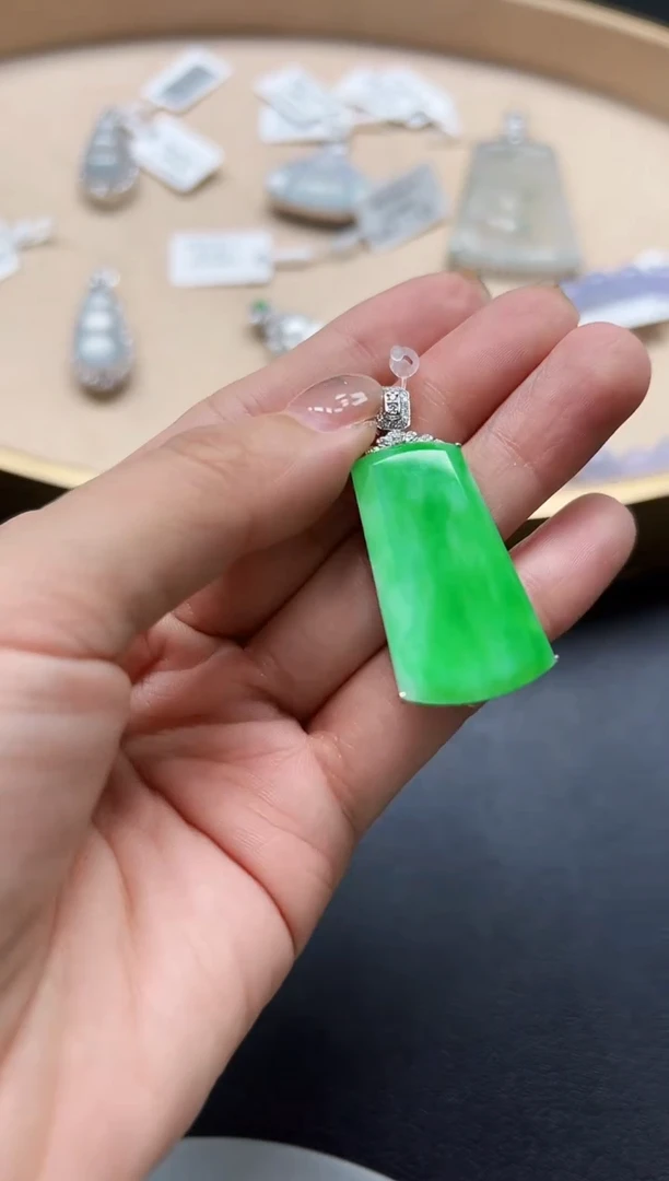 颈饰18K金镶嵌翡翠KDF0930-030