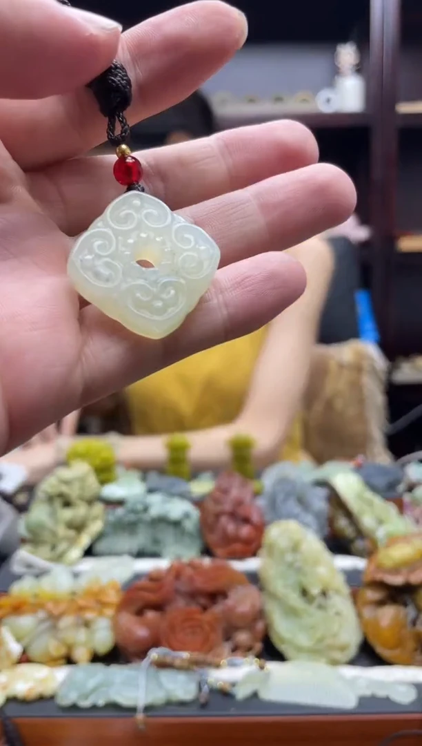 岫玉未镶嵌吊坠·