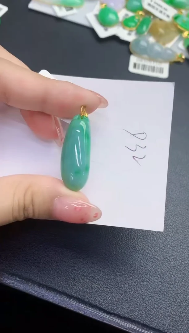 翡翠18K金镶嵌颈饰缅甸天然翡翠A货