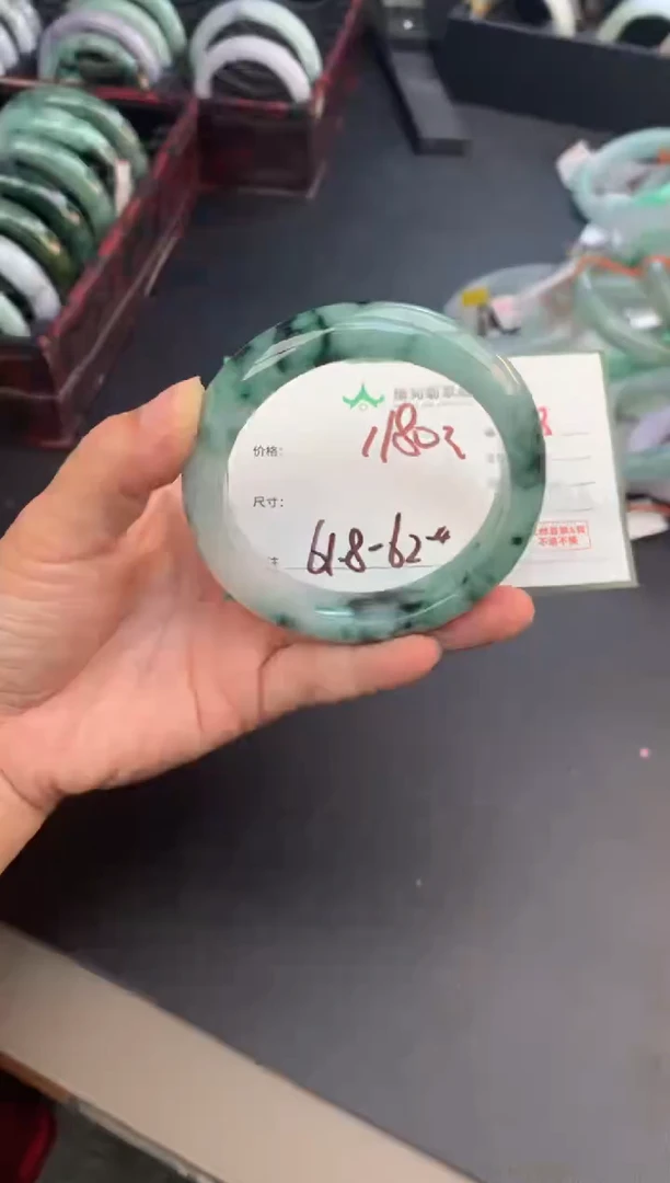 未镶嵌定制翡翠毛货需精细抛光+多人