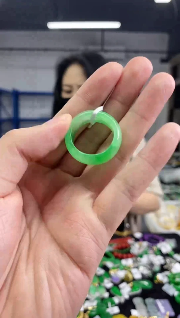 未镶嵌戒指翡翠多样性发其一颜色微差