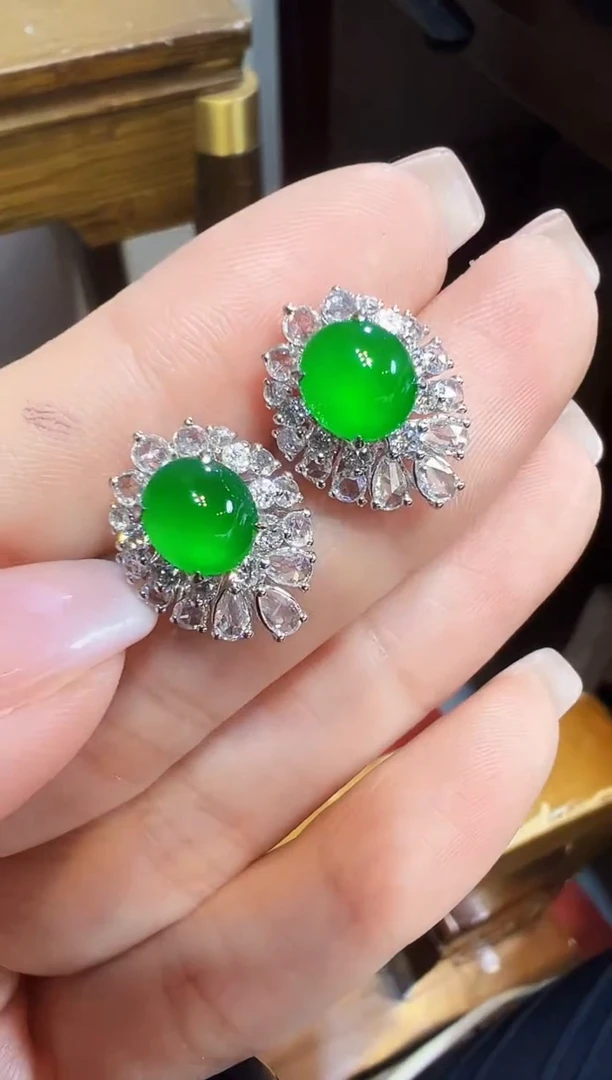 18K金镶嵌翡翠耳饰蛋面