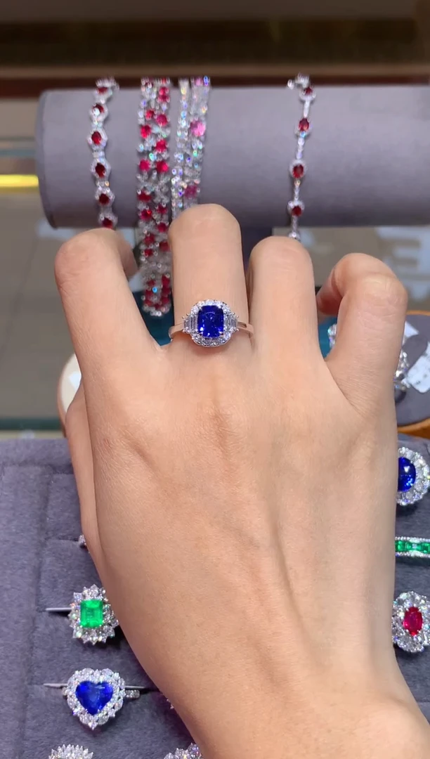 蓝宝石戒指18K金镶嵌1.52CT