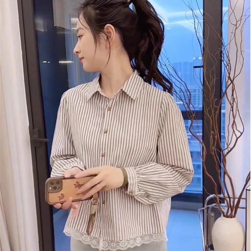 今年流行超好看蕾丝花边拼接条纹衬衫女春装小个子洋气百搭上衣潮