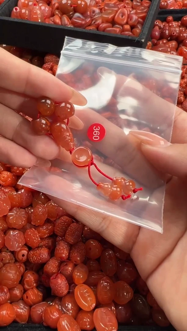 南红玛瑙未镶嵌颈饰1