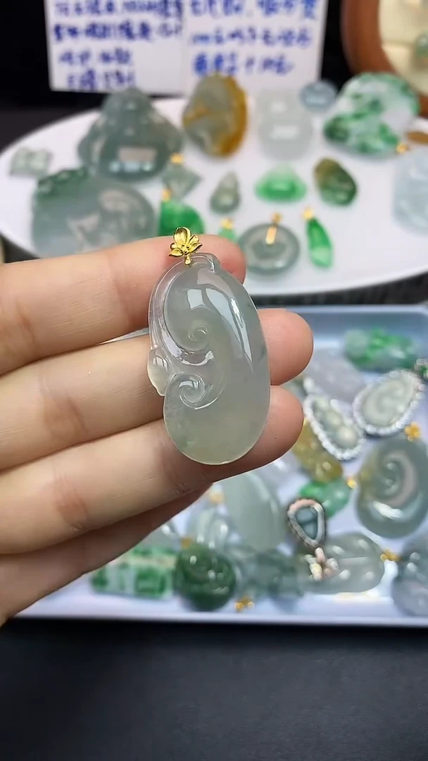 颈饰18K金镶嵌翡翠吊坠