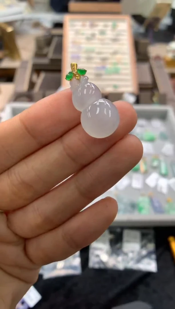 颈饰18K金镶嵌翡翠葫芦