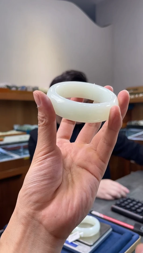 未镶嵌手镯和田玉一个圈口：55-60mm