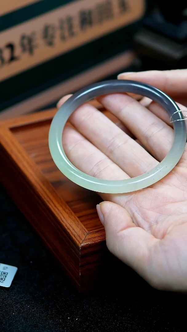 和田玉手镯未镶嵌59.4圈口特色晴紫半山水手镯