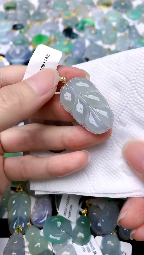 颈饰18K金镶嵌翡翠天然A货翡翠