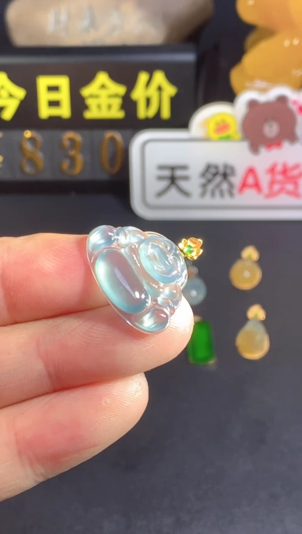 颈饰18K金镶嵌翡翠