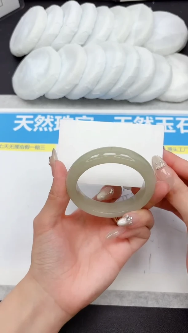 未镶嵌手镯石英质玉45-52.1