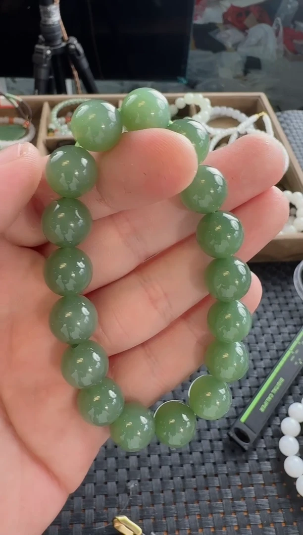 和田玉未镶嵌颈饰12mm果绿碧玉手串
