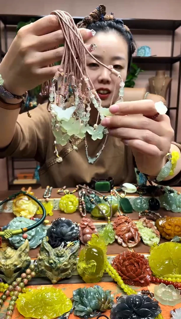 未镶嵌岫玉颈饰多样性发货发其中之一