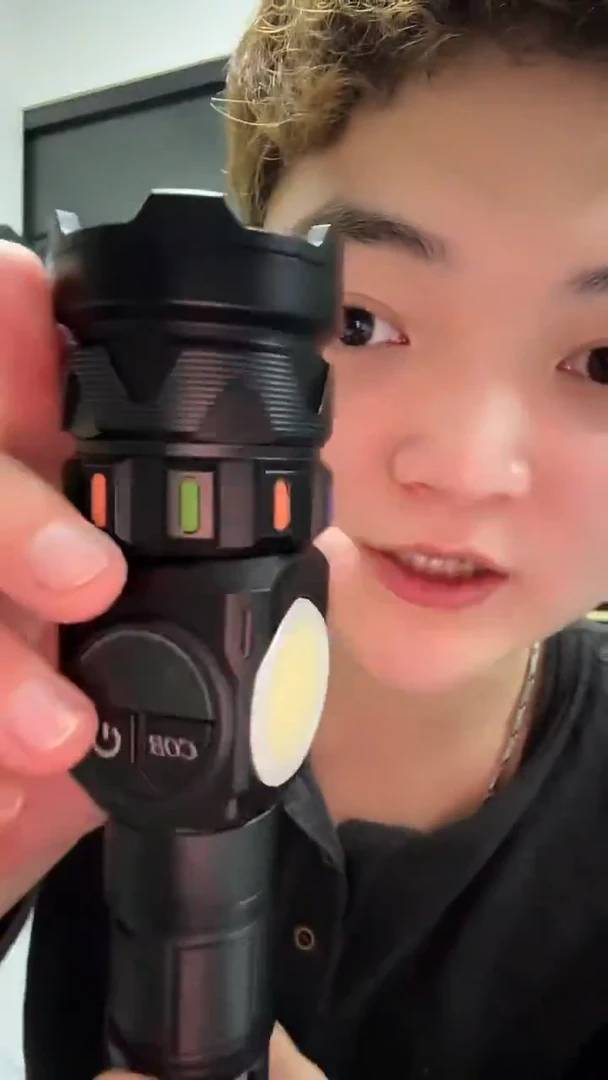 白激光爆亮手电筒