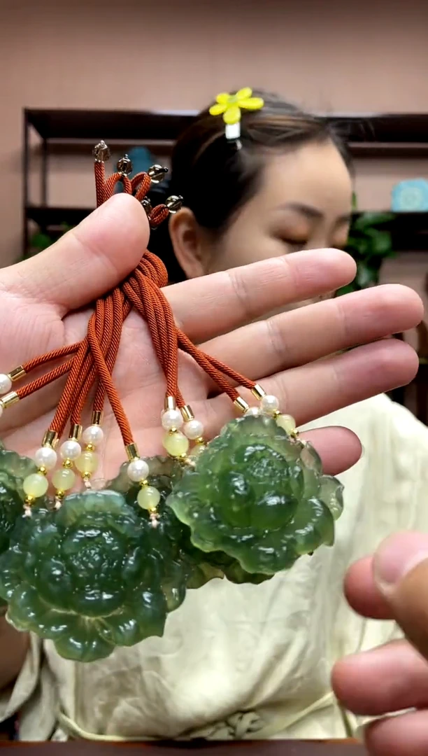 岫玉未镶嵌吊坠多样性发货发其中之一