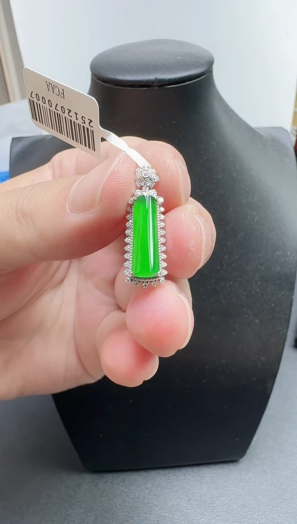 颈饰18K金镶嵌翡翠寄售回流，不退不换