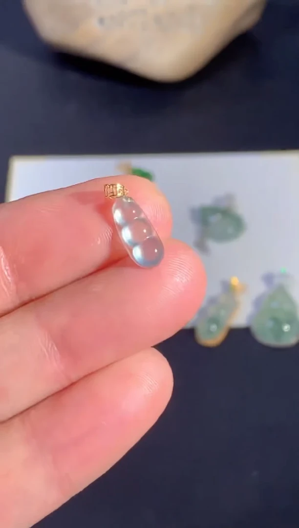 颈饰18K金镶嵌翡翠