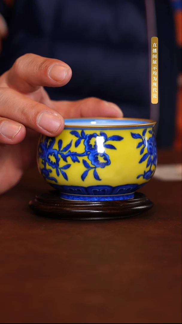 堂钟正窑陶瓷釉下黄地 青花三多杯