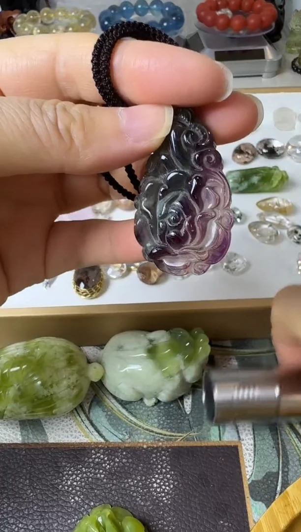 未镶嵌颈饰萤石矿坑微瑕