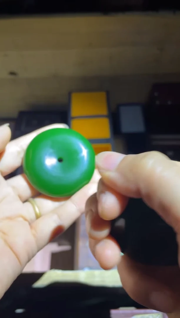 和田玉未镶嵌颈饰菠菜绿平安扣1件