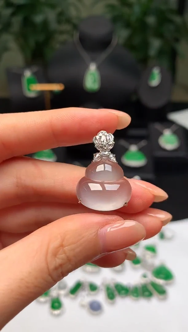 颈饰18K金镶嵌翡翠葫芦